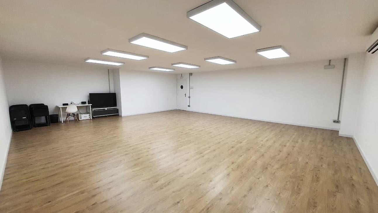 Una de las salas de teatro, diáfana y con el suelo continuo de madera