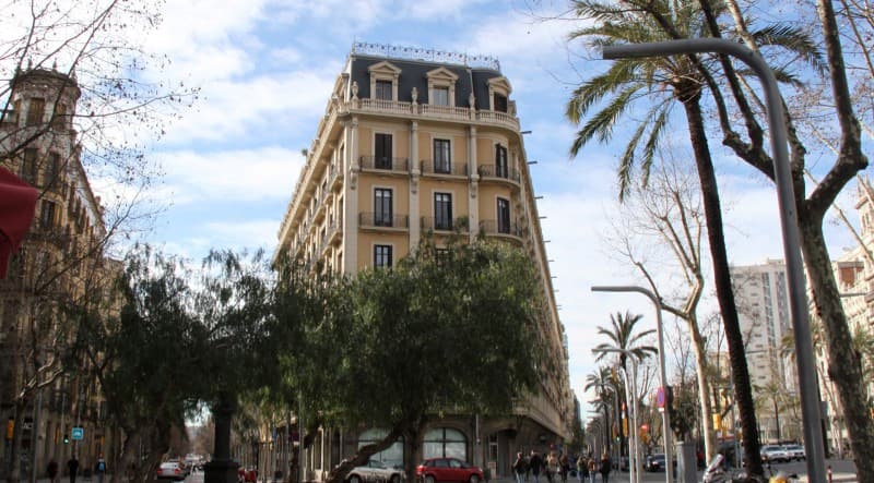 La finca en su esquina con la Diagonal, entre palmeras y plátanos
