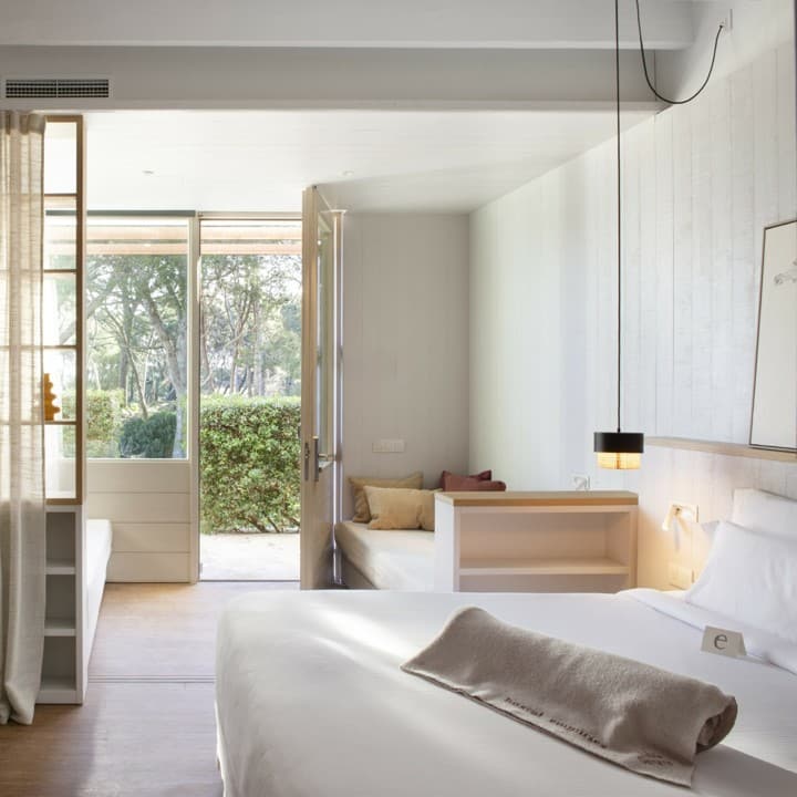 Habitación en blanco con banco bajo la ventana y salida al jardín
