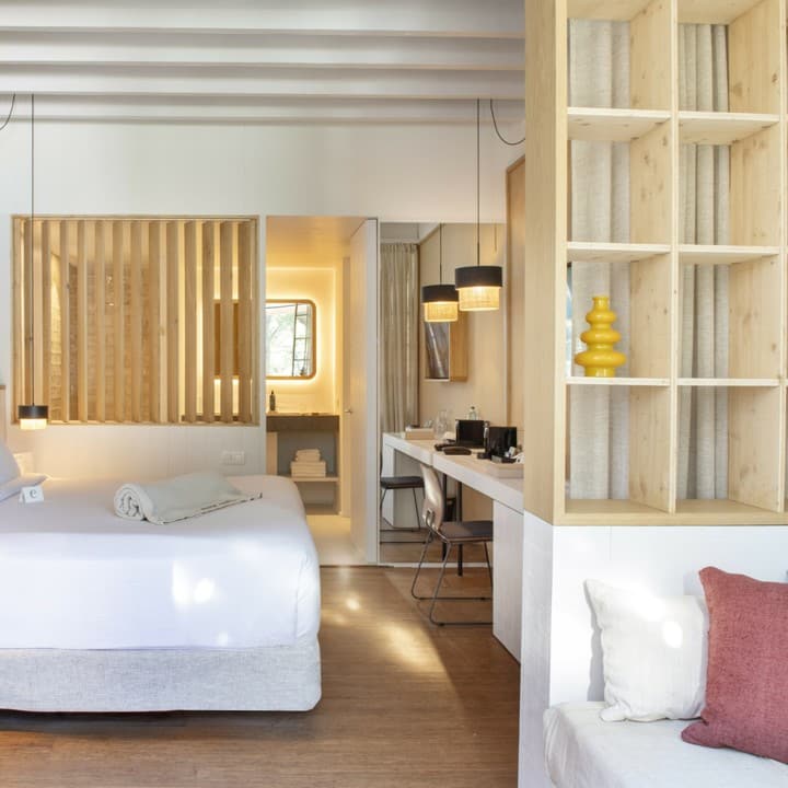 Habitación con celosía de madera, escritorio y estantería de pino a medida