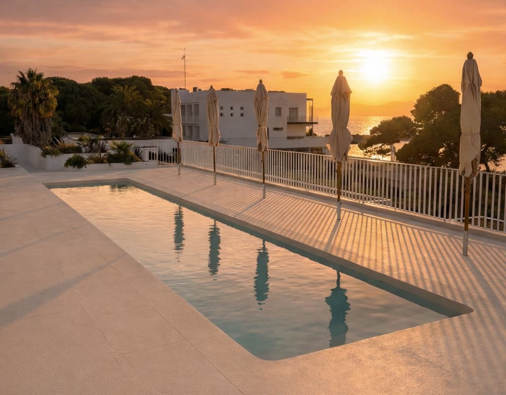 Piscina de la nueva zona chill out en cubierta, al atardecer y con el mar al fondo