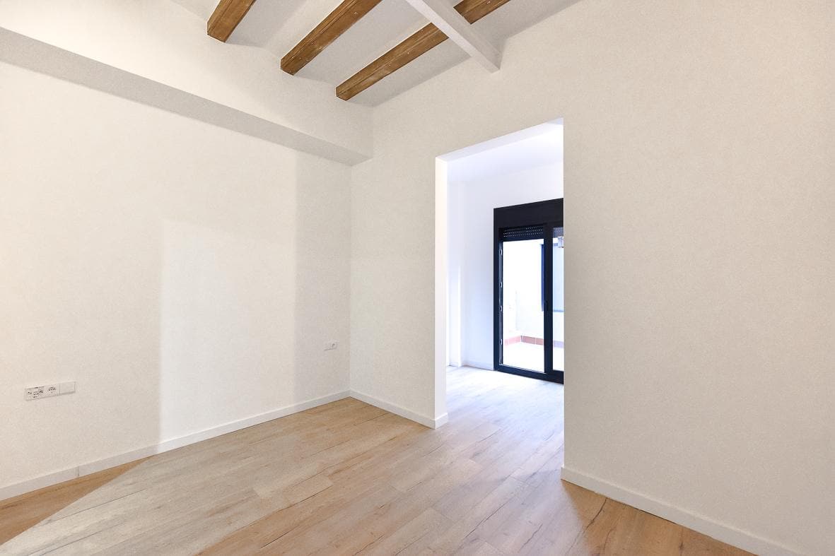 Habitación con salida a la terraza a través de una puerta corredera