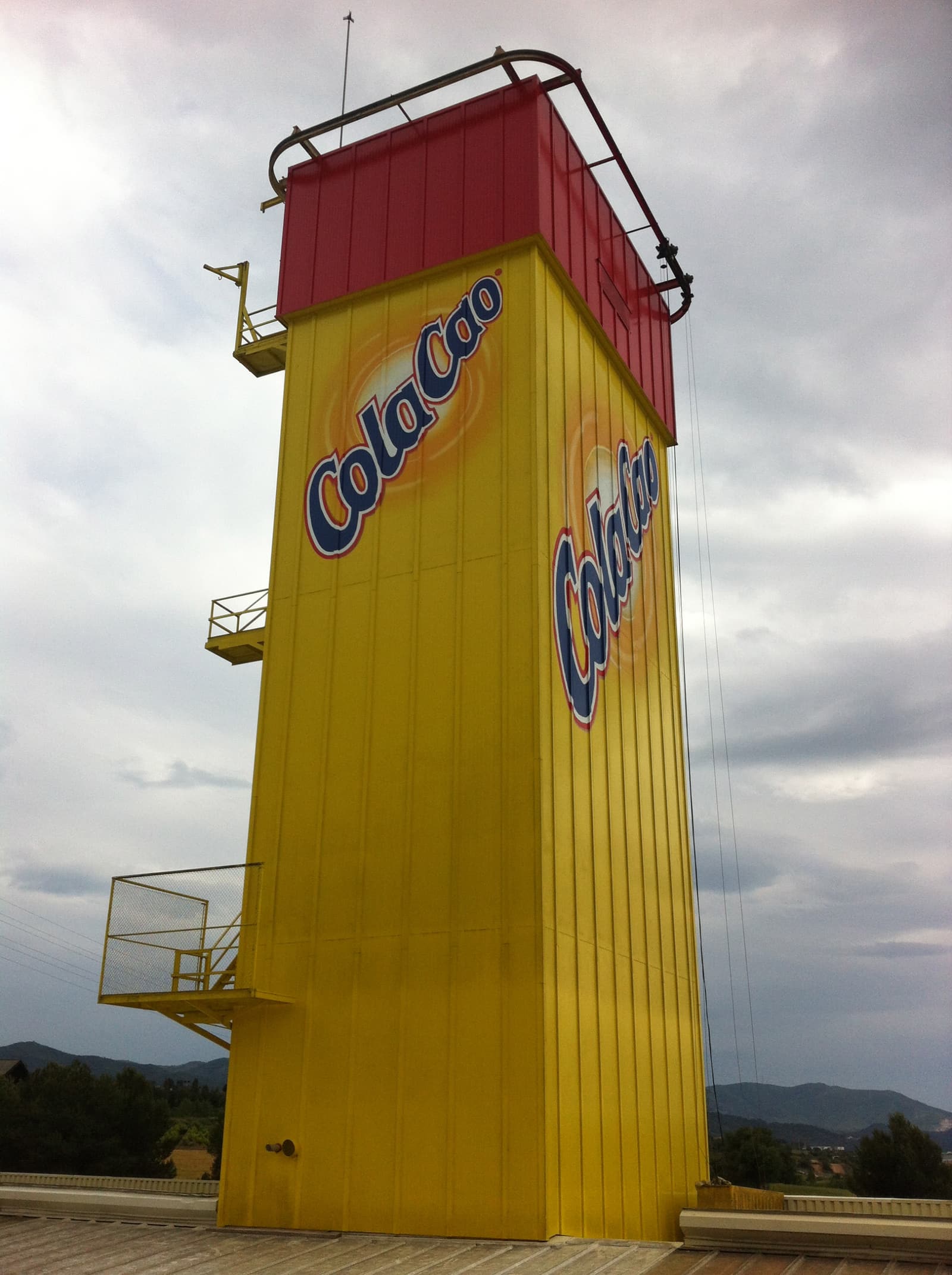 La torre Cola Cao terminada, vista desde la cubierta de la nave, con el logotipo en dos de sus caras