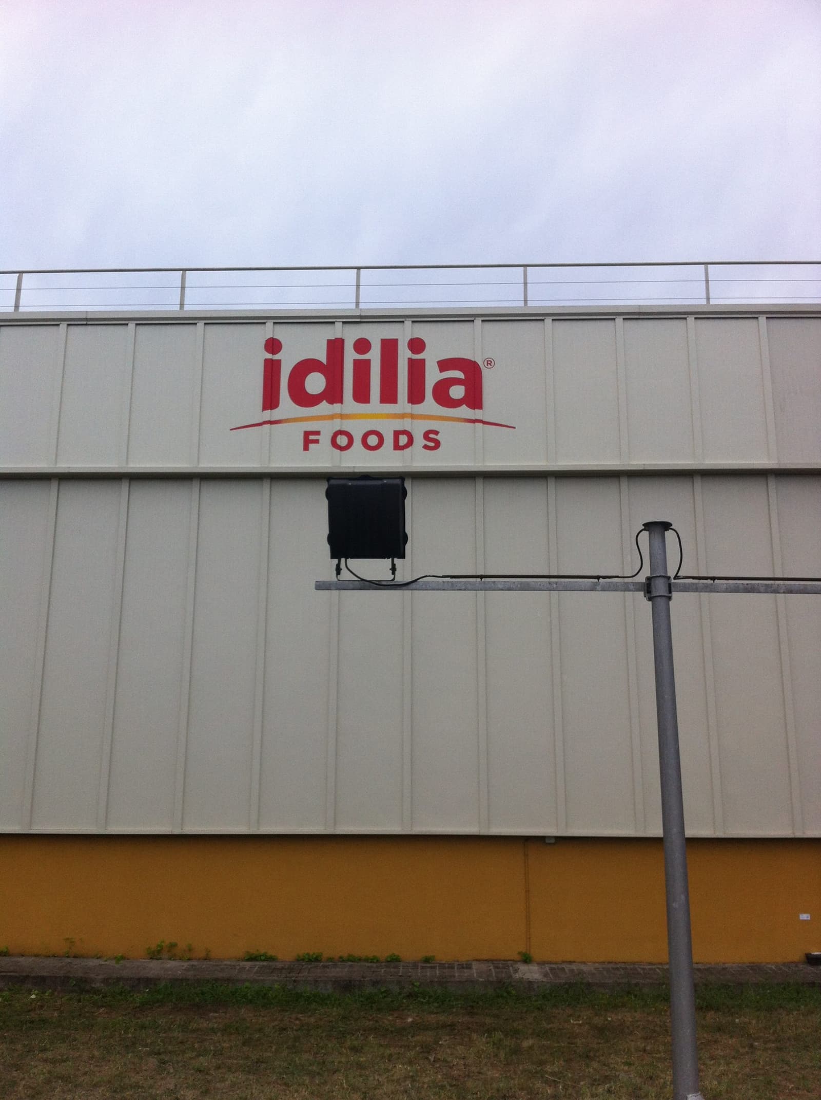 La rotulación corporativa de Idilia Foods sobre el paramento de una de las naves