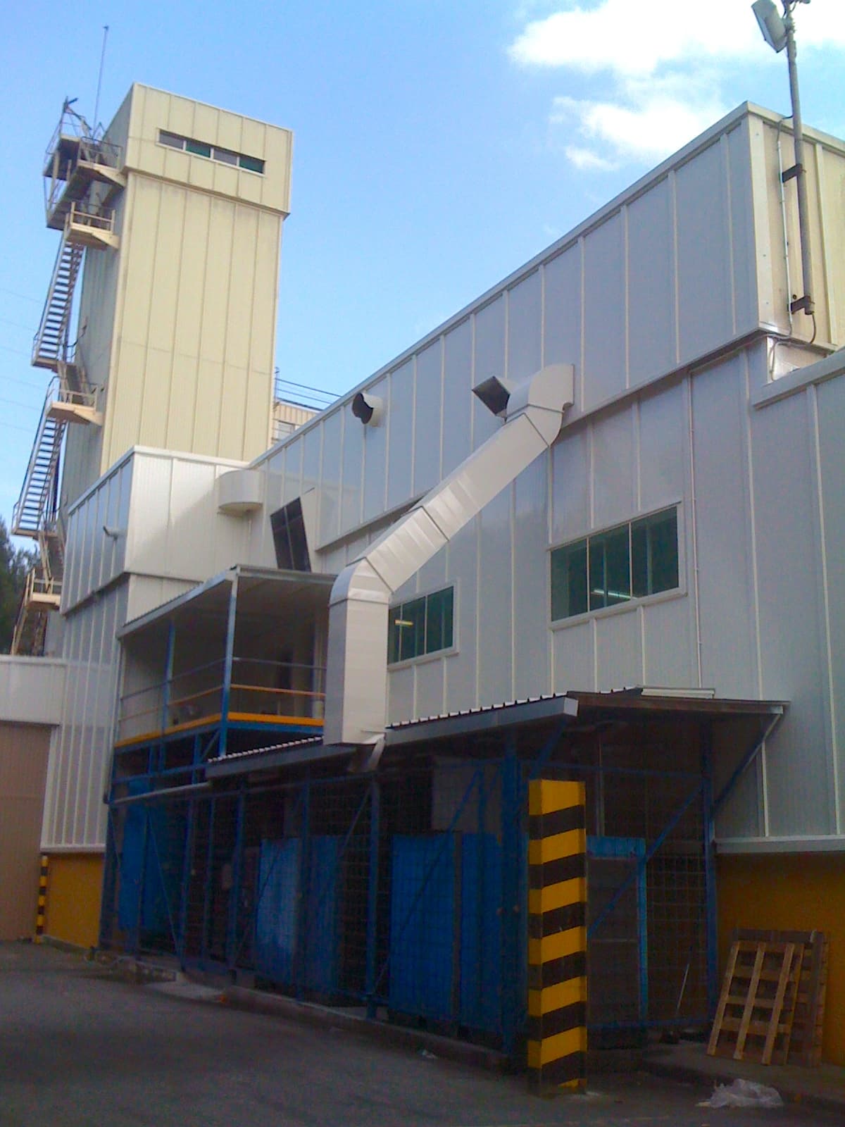 Naves de proceso y torre de servicio del complejo, con los conductos y las estructuras auxiliares