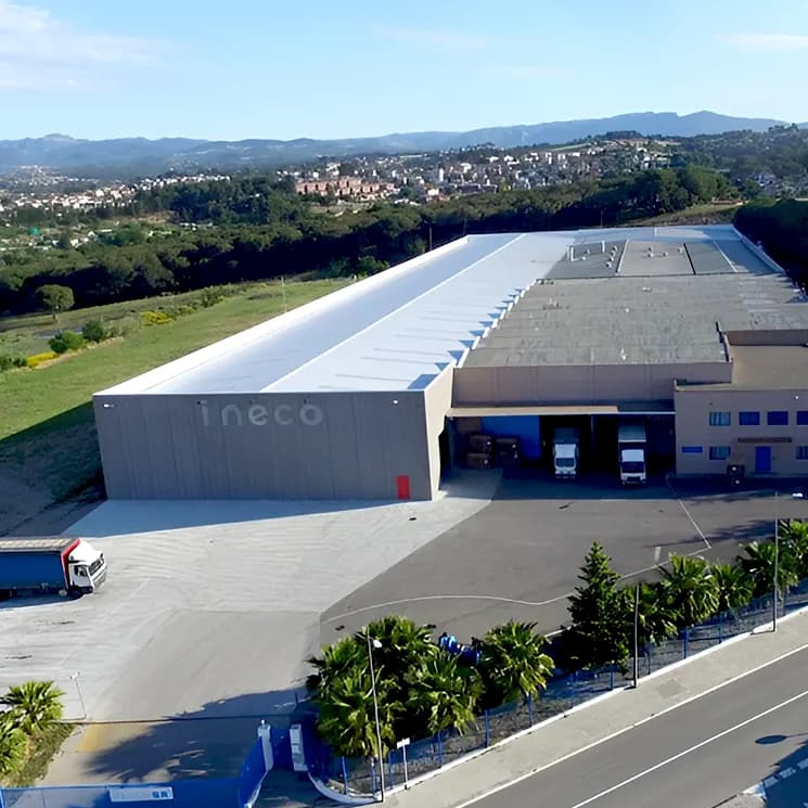 Nave de cartonaje de INECO con el pavimento multicapa ejecutado por CRUGA Rehabilita