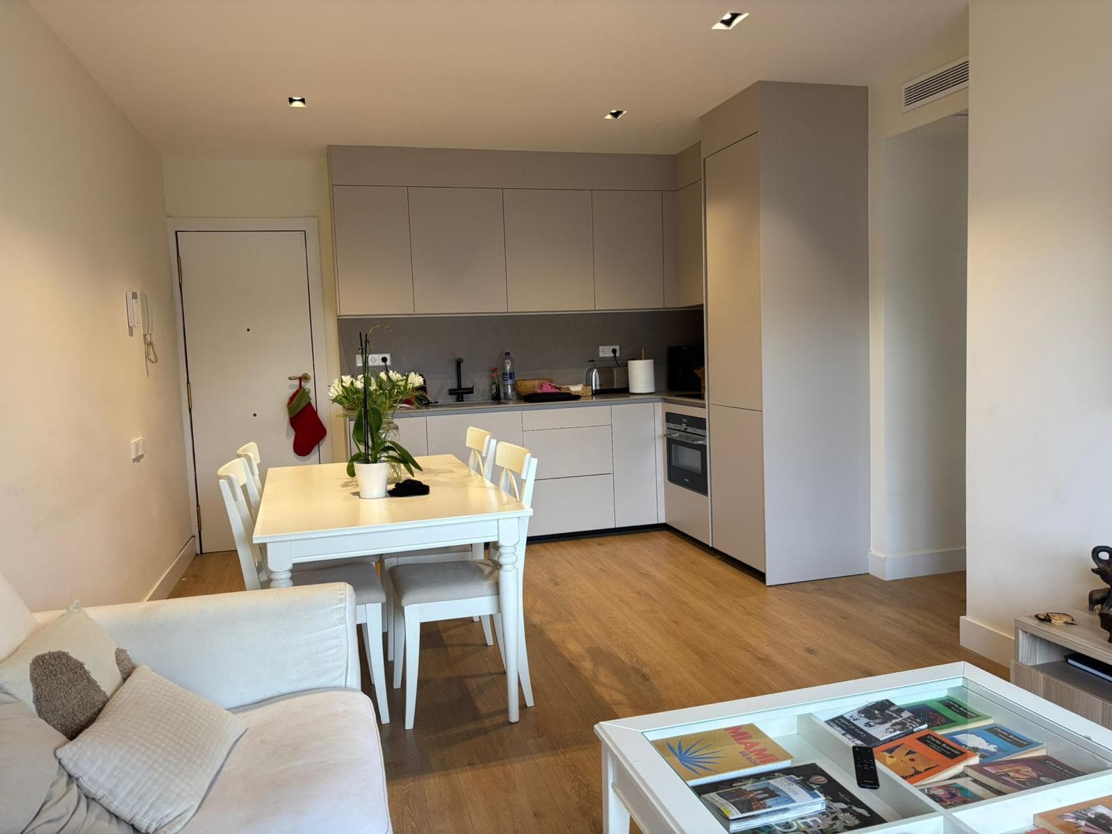 Salón-comedor con la cocina abierta al fondo, en los 60 m² de la vivienda