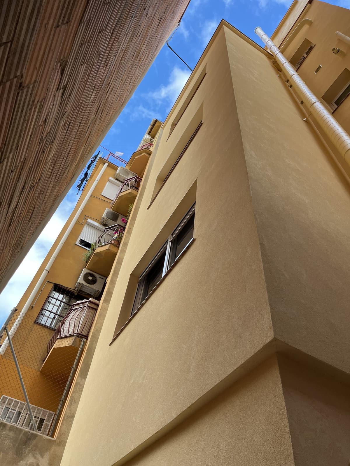 Fachada de edificio en rehabilitación por CRUGA Rehabilita