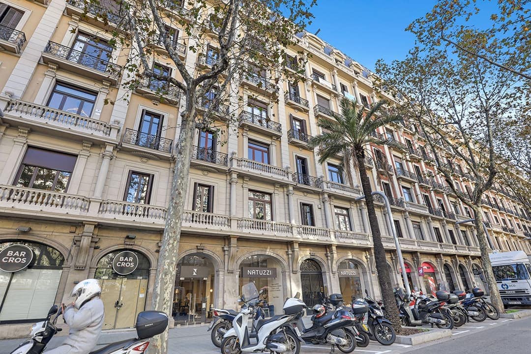 Fachada de la finca de la Diagonal, con los pórticos de la planta baja y la balaustrada de piedra