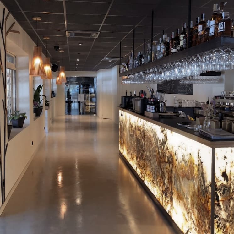 Restaurante Un Lugar en Castelldefels reformado por CRUGA Rehabilita